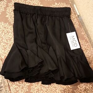 SUPER CUTE MINI SKIRT BLACK SILK MEDIUM MOD ON TREND